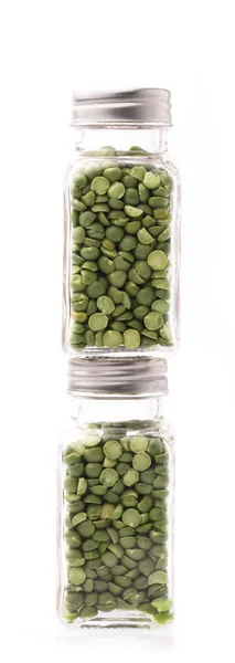白い背景に隔離された緑のスプリット豆のボトル — ストック写真