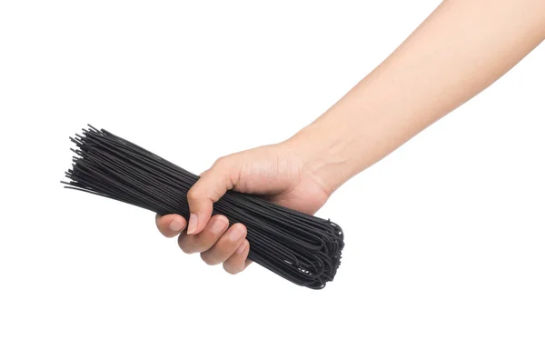 Hand Hält Ungekochte Schwarze Spaghetti Isoliert Auf Weißem Hintergrund — Stockfoto