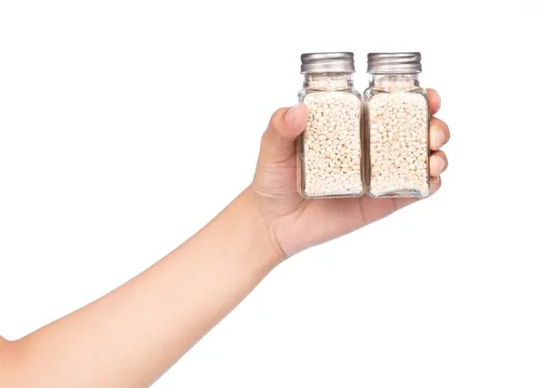 Mano Sosteniendo Botella Arroz Cebada Aislado Sobre Fondo Blanco — Foto de Stock