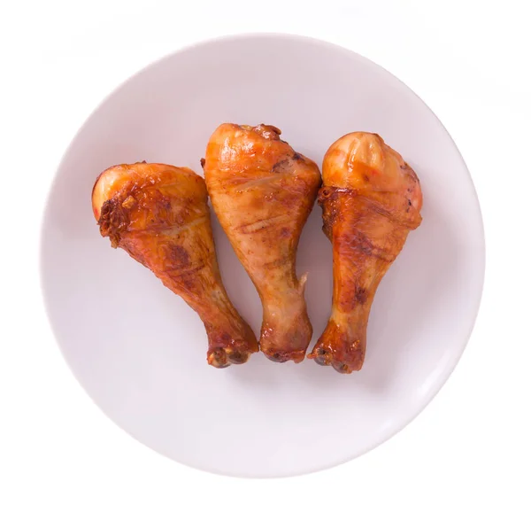 白い背景に隔離された皿の上で鶏の足をロースト — ストック写真
