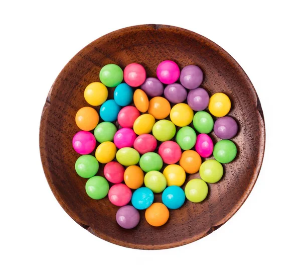 木制盘子 色彩艳丽的巧克力包裹的糖果 白色背景隔离 — 图库照片