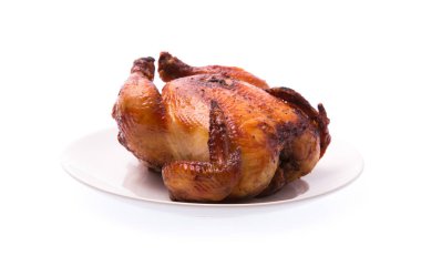 Beyaz arka plan üzerinde izole plaka üzerinde kavrulmuş tavuk