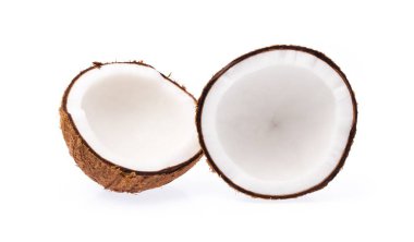 Eski kırık parçalar halinde ve beyaz arka plan üzerinde yığılmış organik hindistan cevizi meyve hindistancevizi brown