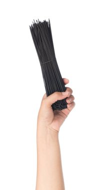 El ele tutuşmamış siyah spagetti beyaz arka planda izole edilmiş..