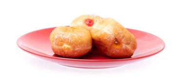 jöleli çörekler beyaz arka planda izole edilmiş tabakta.