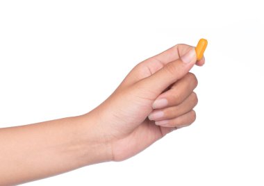 El başparmak ve işaret parmağı beyaz arka plan üzerinde izole arasında bir hap tutarak