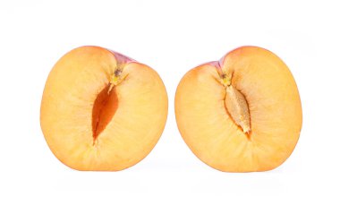 Beyaz arkaplanda izole edilmiş olgun yakut erik meyvesi