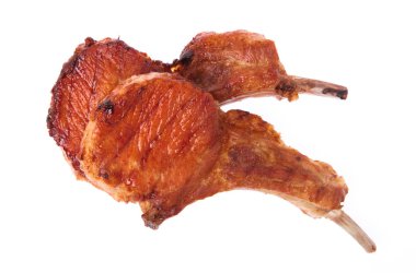 Beyaz arka planda ızgara domuz pirzolası.