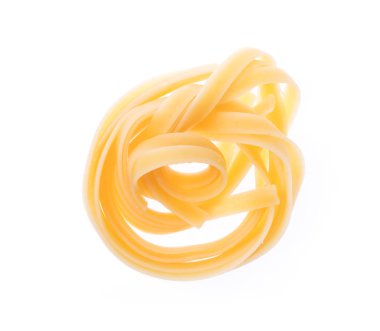 Beyaz arka planda izole edilmiş pişirilmiş spagetti.