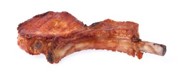 Beyaz arka planda ızgara domuz pirzolası.