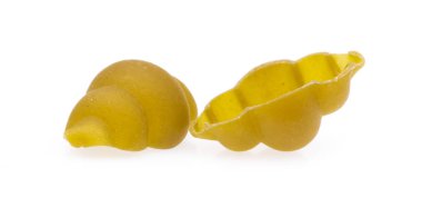 Beyaz arkaplanda izole edilmiş yeşil makarna