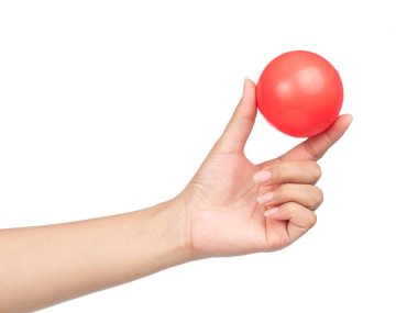 Beyaz arkaplanda el ele tutuşan plastik top