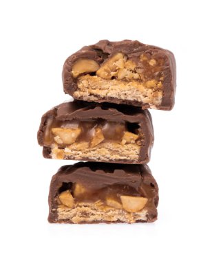 Beyaz arka planda izole edilmiş bademli çikolata