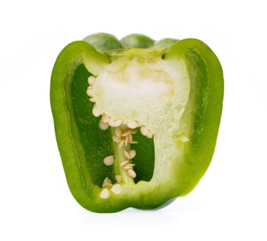 Dilimlenmiş yeşil dolma biber beyaz arkaplanda izole