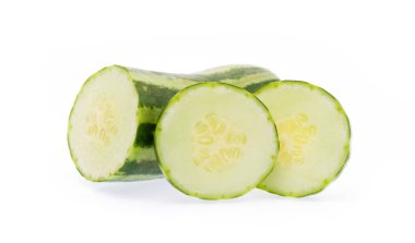 Beyaz arka plan üzerinde izole salatalık dilim