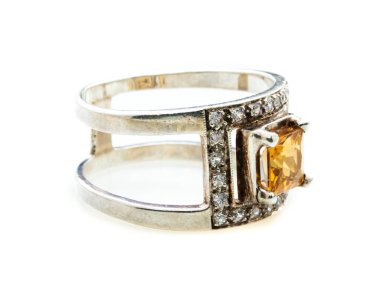 Beyaz zemin üzerinde sarı topaz taşı olan klasik bir yüzük.