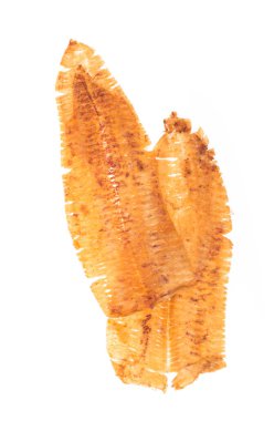 Beyaz arka planda izole edilmiş baharatlı çıtır kalamar.