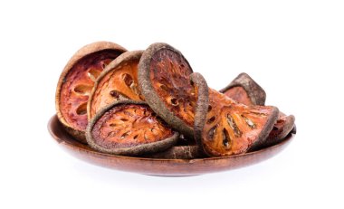 Beyaz arkaplanda izole edilmiş ayva dilimleri çanağı