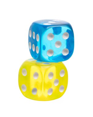 Beyaz arkaplanda izole edilmiş düşen iki zar.