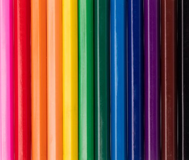 Beyaz arkaplanda izole edilmiş renkli kalemler.