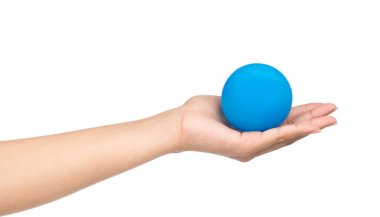 Beyaz arkaplanda el ele tutuşan plastik top