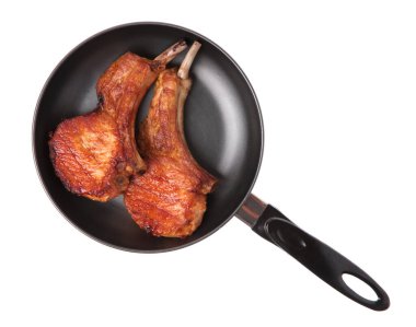 Beyaz arka planda ızgara domuz pirzolası.