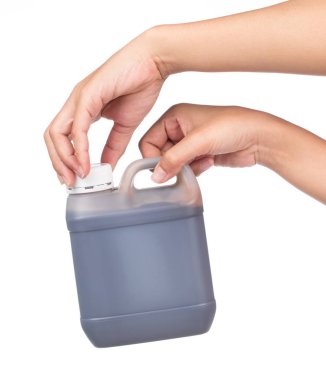 Beyaz arka planda izole edilmiş makine yağıyla el ele tutuşan teneke kutu