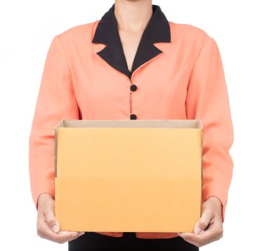 Beyaz arka planda izole edilmiş müşterilere paket getiren kadın portresi