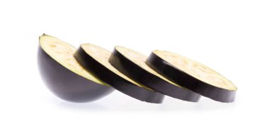 Beyaz arka planda izole edilmiş taze patlıcan kesimi