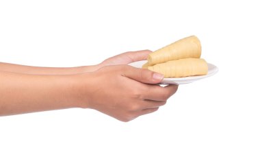 Beyaz arka planda izole edilmiş tabakta haşlanmış bambu filizleri.