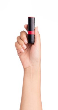 El ele tutuşan kırmızı ruj beyaz arkaplanda izole edilmiş.