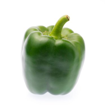 Beyaz arka plan üzerinde izole tatlı yeşil dolmalık biber