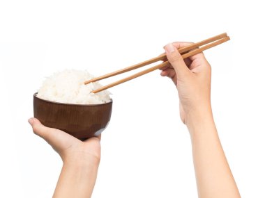 Beyaz arka planda izole edilmiş çubuklu pirinç kasesi.