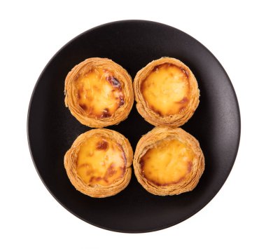 Beyaz arka planda izole edilmiş yumurta tartı tatlı kremalı turta.