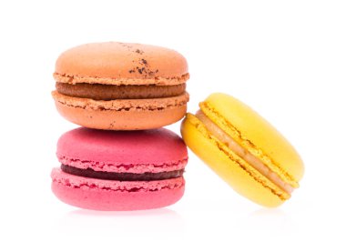 Tatlı ve renkli Fransız badem kurabiyeleri veya beyaz arka planda izole edilmiş badem kurabiyesi.