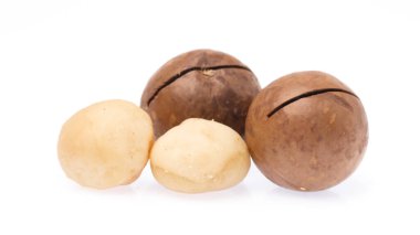 Macadamia beyaz arkaplanda izole edildi