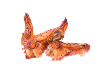 Kızarmış tavuk kanadı beyaz arka planda izole edilmiş.