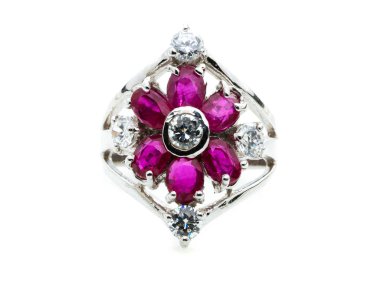 Beyaz arkaplanda pembe yakut yüzük