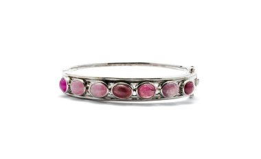 Beyaz arka plan üzerinde izole yakut bileklik