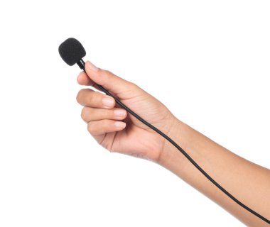 Beyaz arkaplanda el ele tutuşan mikrofon yakası ya da lavalier izole edilmiş