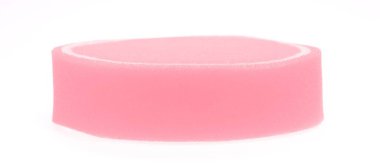 Pembe sünger beyaz arkaplanda izole edildi.