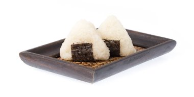 Kurutulmuş deniz yosunu nori ile beyaz arka planda izole edilmiş bambu tepsisi.