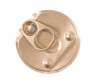 Beyaz zemin üzerinde izole edilmiş bir konserve kutusunun yakın çekim görüntüsü