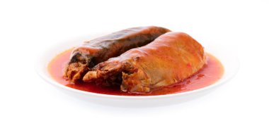 Beyaz arka planda izole edilmiş soslu balık konservesi