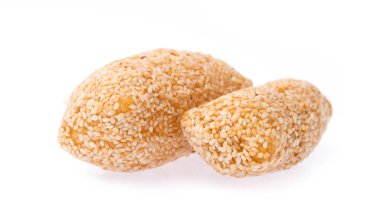 beyaz arkaplanda izole edilmiş beyaz susam tohumları