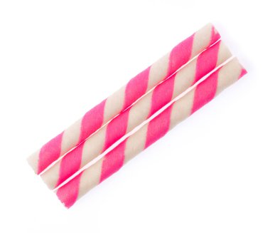 Beyaz arkaplanda izole edilmiş çilek dolu çizgili gofret ruloları