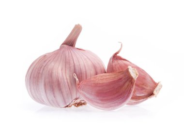 Beyaz arkaplanda sarımsak izole edilmiş.