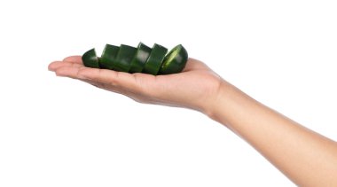 El ele tutuşup beyaz arka planda izole edilmiş acı biber dilimi.