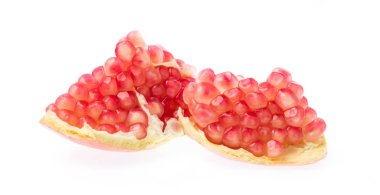 Beyaz arkaplanda yalıtılmış nar meyveleri.