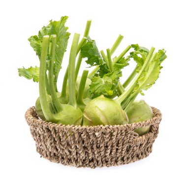 Kohlrabi sepeti beyaz arka planda izole edilmiş.
